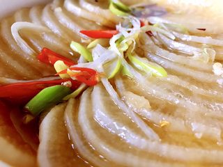 10、清蒸萝卜,切好的葱姜辣椒撒在萝卜上，调好的一个也浇在萝卜上