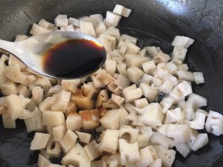 6、糖醋藕丁,加入生抽和老抽翻炒