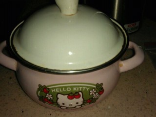 1、山楂红糖水,准备个小奶锅