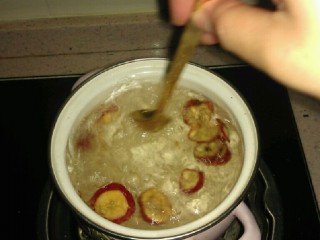 6、山楂红糖水,水烧开小调羹不停搅拌