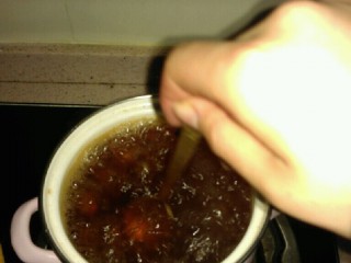 8、山楂红糖水,不停搅拌，直到红糖融化