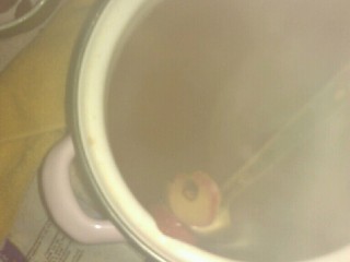 9、山楂红糖水,放到台面上慢慢的压山楂