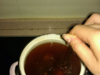 12、山楂红糖水,不停的搅拌