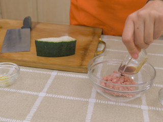 2、冬瓜丸子汤,酱油（给孩子吃可以选择不放）