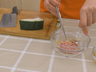 3、冬瓜丸子汤,倒入葱姜末，去腥。