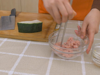 4、冬瓜丸子汤,快速按照一个方向搅拌，直到肉上劲，变的越来越难搅拌