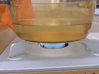 7、冬瓜丸子汤,锅内倒水烧开（也可以用高汤，味道会更好）