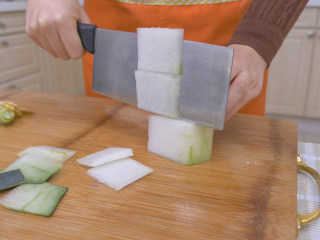 8、冬瓜丸子汤,烧水的过程中，将冬瓜去皮切片