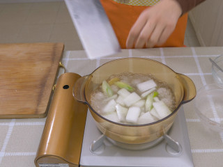 11、冬瓜丸子汤,丸子都飘起来后就可以下冬瓜片，一起煮10分钟。