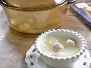 12、冬瓜丸子汤,出锅 盛盘~ 可以再点几滴香油