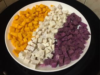 1、仙草芋圆,芋圆：紫薯、芋头、南瓜分别洗净切小粒蒸熟（约15分钟）