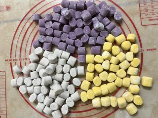 9、仙草芋圆,&nbsp;三种口味的面团都是一样，分别都切成小块