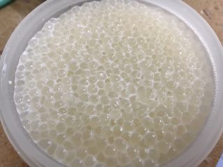 13、仙草芋圆,西米：锅中放入水烧开，加入西米煮15分钟，(期间要多次搅拌)，关火后焖15分钟，出锅后用冷水过三次，最后用饮用水过一次，沥干水分，用少量牛奶泡着预防粘在一起