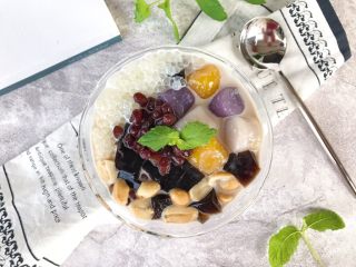 14、仙草芋圆,碗中放入仙草、芋圆、西米、牛奶、炼奶，最后撒上蜜豆和花生即可