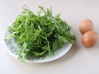 1、茼蒿早餐饼,准备好所需的食材；