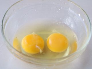 3、茼蒿早餐饼,鸡蛋磕入碗里搅打均匀