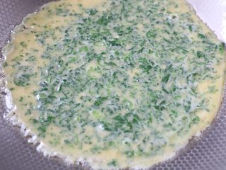 9、茼蒿早餐饼,锅内刷一层油，舀一大勺面糊进去；