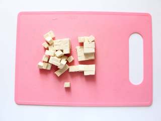 2、鳕鱼豆腐羹（适合11个月龄以上的宝宝）,豆腐切成小块儿