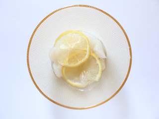 3、鳕鱼豆腐羹（适合11个月龄以上的宝宝）,鳕鱼去皮后，切成小块，用柠檬腌制备用