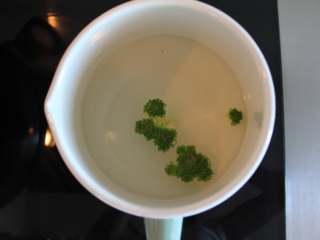 5、鳕鱼豆腐羹（适合11个月龄以上的宝宝）,水烧开后，放入西兰花焯1分钟左右去农残