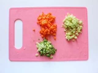 6、鳕鱼豆腐羹（适合11个月龄以上的宝宝）,然后将西兰花切碎，胡萝卜去皮后，切成小丁状，黄瓜去皮，切成小丁状