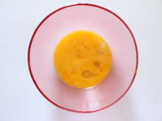 8、鳕鱼豆腐羹（适合11个月龄以上的宝宝）,鹌鹑蛋打散备用