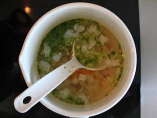 11、鳕鱼豆腐羹（适合11个月龄以上的宝宝）,再加入西兰花碎，搅拌 煮开