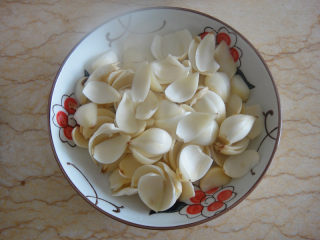 1、百合红枣汤,百合剥开后洗净