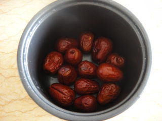 2、百合红枣汤,红枣洗净