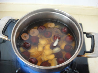 5、百合红枣汤,再把百合倒入转大火煮10分钟即可