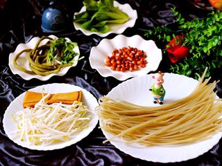 1、绿色美食+酸辣粉,备齐所有的食材、红薯粉提前泡发2个小时、绿豆芽摘洗干净、豆腐干洗净、自己腌制的酸豆角洗净、小油菜摘洗干净、香菜洗净备用