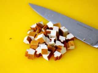 3、绿色美食+酸辣粉,豆腐干用刀切成小丁