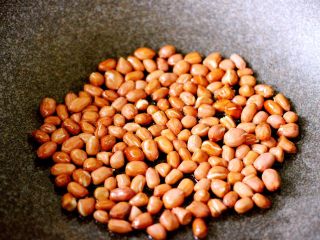 5、绿色美食+酸辣粉,另起锅加入10克花生油、小火炸香花生米后关火