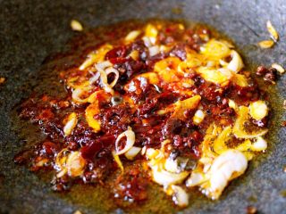 8、绿色美食+酸辣粉,小火煸炒出红油和香味后、加入适量清水煮沸后