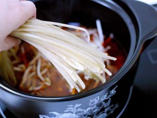 12、绿色美食+酸辣粉,再加入泡发洗净后的红薯粉