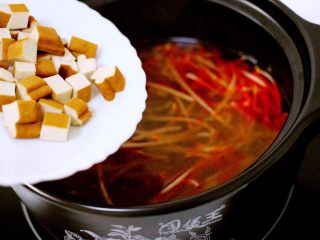 14、绿色美食+酸辣粉,倒入切丁的豆腐干