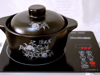 16、绿色美食+酸辣粉,盖上锅盖再继续炖煮3分钟左右后