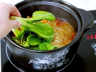 18、绿色美食+酸辣粉,加入小油菜