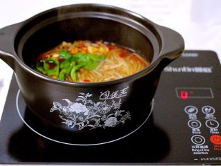 19、绿色美食+酸辣粉,利用砂锅的热度和余温烫熟小油菜就可以了