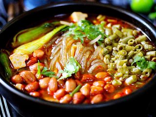 20、绿色美食+酸辣粉,撒上煸炒好的酸豆角和炸香的花生米、切段的香菜、倒入老醋