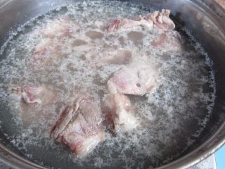 2、苦瓜排骨汤,排骨冷水下锅煮沸焯水
