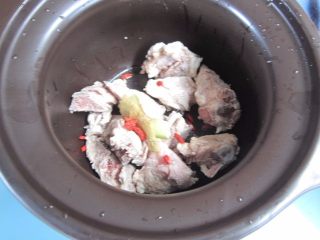 4、苦瓜排骨汤,倒入砂锅中加入生姜、枸杞、料酒