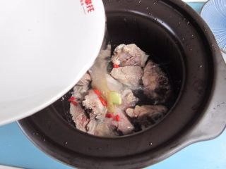 5、苦瓜排骨汤,加入两大碗水