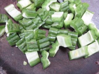 8、苦瓜排骨汤,切成小块