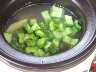 11、苦瓜排骨汤,还剩30分钟结束时倒入苦瓜