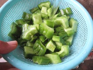 10、苦瓜排骨汤,腌好的苦瓜用清水冲洗掉盐份