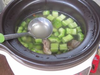 12、苦瓜排骨汤,时间一到调入盐即可。