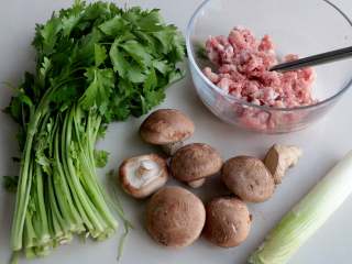 1、芹菜香菇饺子,准备肉馅儿食材；