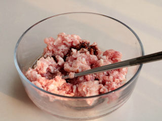 5、芹菜香菇饺子,饺子肉馅里加入2勺老抽，半勺盐，1大勺色拉油从一个方向使劲拌均匀至上劲；