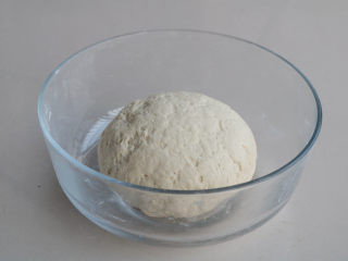 6、芹菜香菇饺子,面粉加入320ML温水和成柔软的面团醒发15分钟；